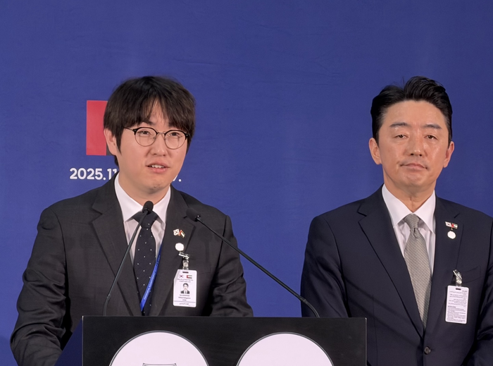 강훈식 대통령실 비서실장(오른쪽)과 하정우 AI미래기획수석 비서관이 18일 오후(현지시간) 아부다비 현지 프레스센터에서 브리핑을 하고 있다. 정재훈기자 jjhoon@yeongnam.com