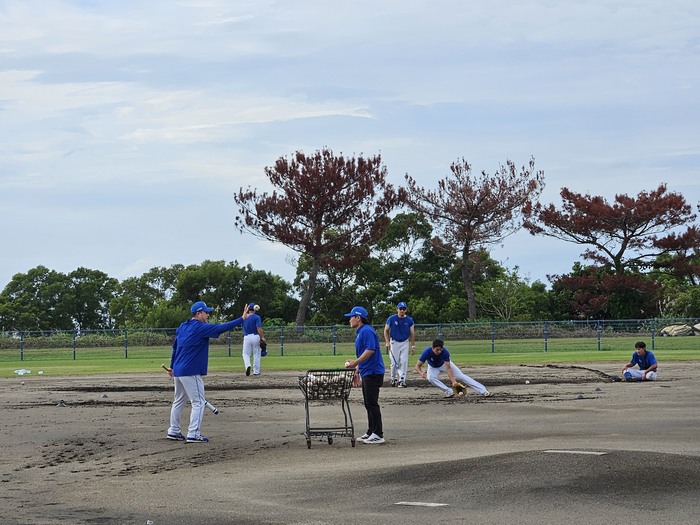 일본 오키나와에 위치한 아카마구장에서 박진만 삼성 라이온즈 감독이 내야수 펑고 훈련을 진행 중이다. 정지윤기자 yooni@yeongnam.com