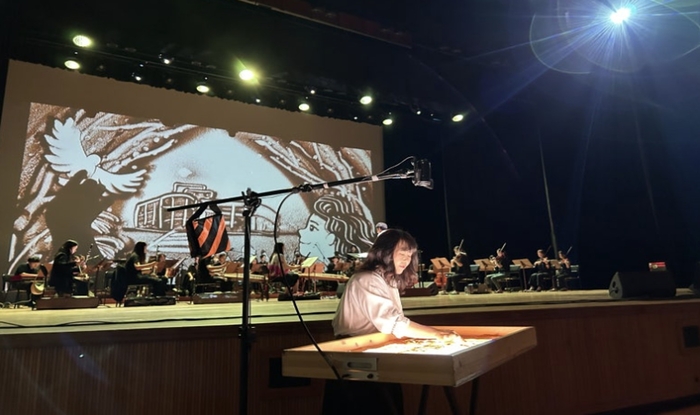 샌드아티스트 윤여경 공연 모습.  <영남일보합창단 제공>