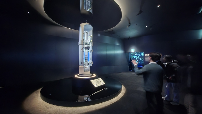 18일 경주엑스포대공원 한수원 미래 에너지관 SSNC 내부에서 관람객들이 소형모듈원전(SMR) 구조 모형을 살펴보고 있다. 차세대 원전 기술의 핵심 구조를 시각적으로 보여준다. 장성재기자 blowpaper@yeongnam.com