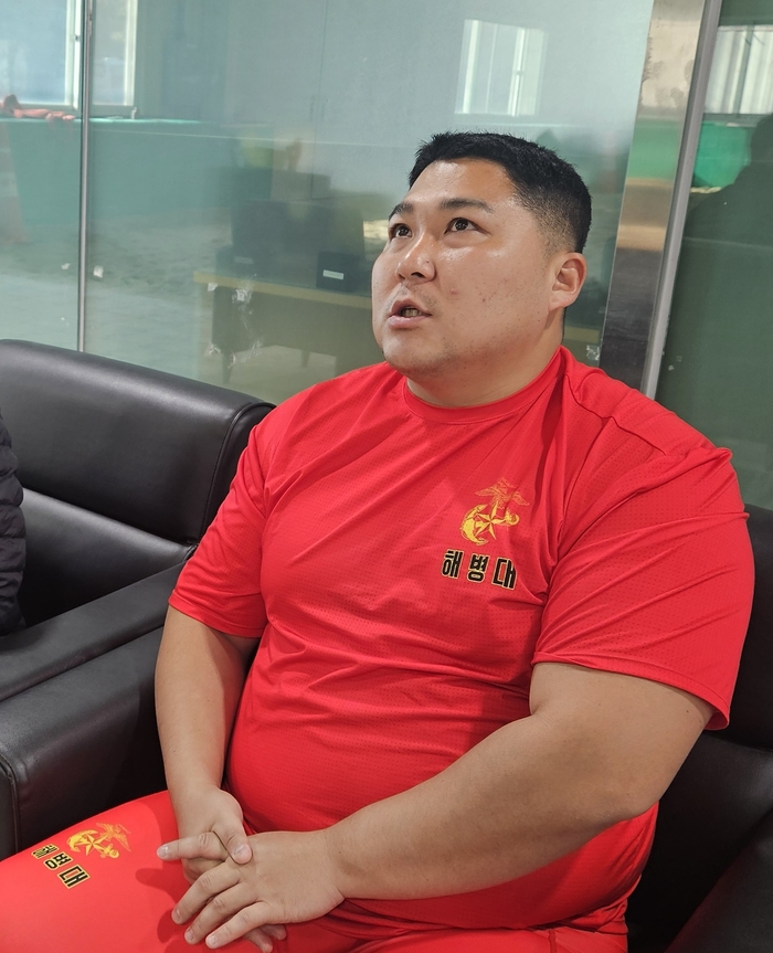 개그맨 박경호씨가 구미시청 씨름팀 연습장에서 영남일보와 인터뷰를 하고 있다. <박용기 기자>