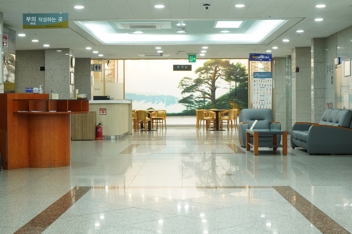 대구파티마병원 장례식장 1층 로비 휴게 공간. 자연채광을 활용한 밝은 실내에 상담 데스크와 휴게실, 편의시설 등이 정돈돼 있어 유족과 조문객이 편안하게 머물 수 있는 환경을 제공하고 있다. 깔끔한 대리석 바닥과 은은한 조명, 벽면 자연경관 이미지가 차분한 분위기를 더한다.<대구파티마병원 장례식장 제공>