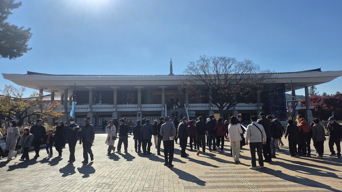 18일 오전 국립경주박물관 전시관 앞이 관람객들로 붐비고 있다. 특별전 연장 이후 주말·평일 모두 방문객이 크게 증가한 모습이다. 장성재기자 blowpaper@yeongnam.com