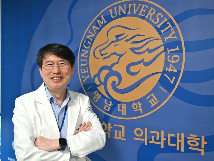 원규장 영남의대 학장이 18일 교내 의과대학 엠블럼 앞에서 교육혁신 성과와 향후 의학교육 방향을 밝히고 있다.이지용기자 sajahu@yeongnam.com