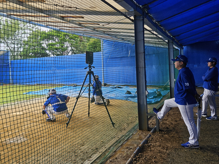 일본 오키나와에 위치한 아카마구장에서 삼성 라이온즈 박진만 감독이 투수조 훈련을 지켜보고 있다. 정지윤기자 yooni@yeongnam.com