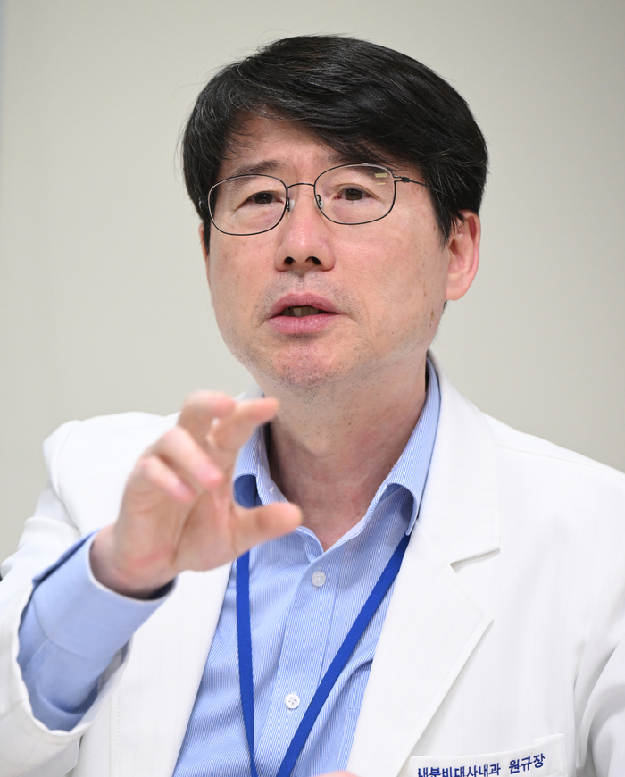 원규장 영남의대 학장이 최근 영남일보와의 인터뷰에서 의학교육 혁신 방향과 전주기 의사과학자 양성 체계에 대해 설명하고 있다.이지용기자 sajahu@yeongnam.com