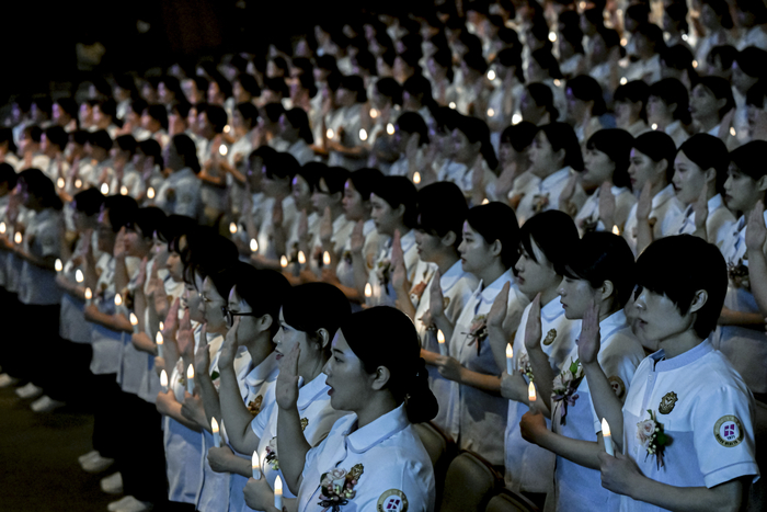 [포토뉴스] 어둠 속에서 피어나는 다짐, 예비 간호사의 나이팅게일 선서