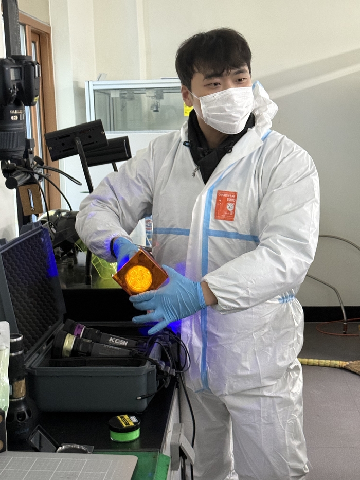 19일 오전 찾은 대구경찰청 과학수사대 사무실에서 과학수사대원이 지문채취 시연을 보이고 있다. 구경모기자