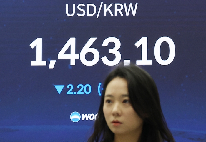 19일 서울 중구 우리은행 본점 딜링룸 현황판에 원/달러 환율이 표시돼 있다. 연합뉴스