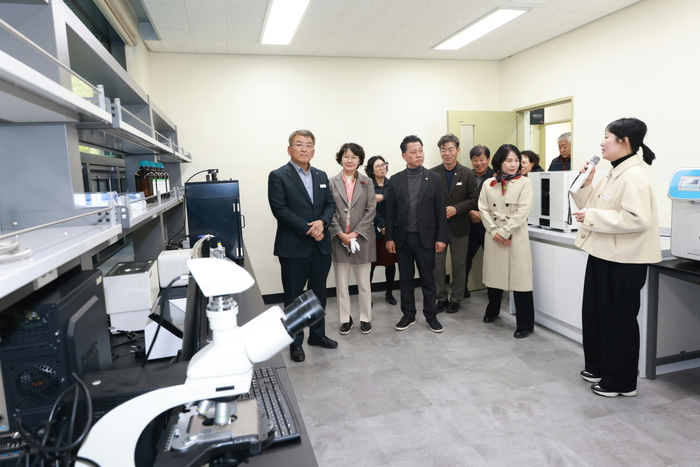 지난 18일 예천곤충연구소 꿀벌육종연구센터에서 열린 경북 꿀벌자원육성품종증식장 개소식에서 내빈들이 내부 시설을 둘러보고 있다. <예천군 제공>