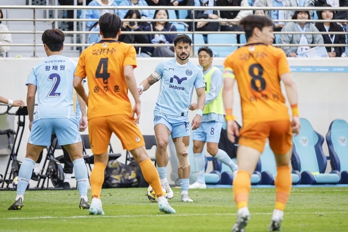 지난 5월3일 제주와 경기를 치르고 있는 대구FC의 세징야, 에드가, 정치인.<대구FC 제공>