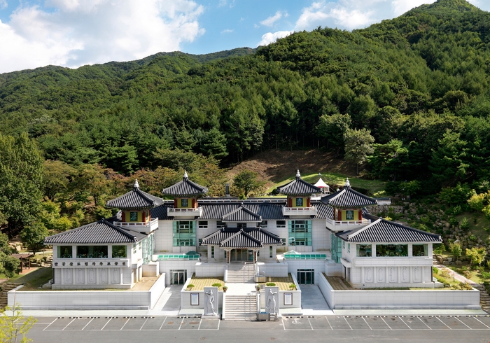 팔공산 도림사 추모공원의 전경. 전통 사찰 건축미를 현대적으로 재해석한 건물 뒤로 팔공산 감투봉과 울창한 산세가 펼쳐져 조용한 명당의 분위기를 이룬다.<도림사 제공>