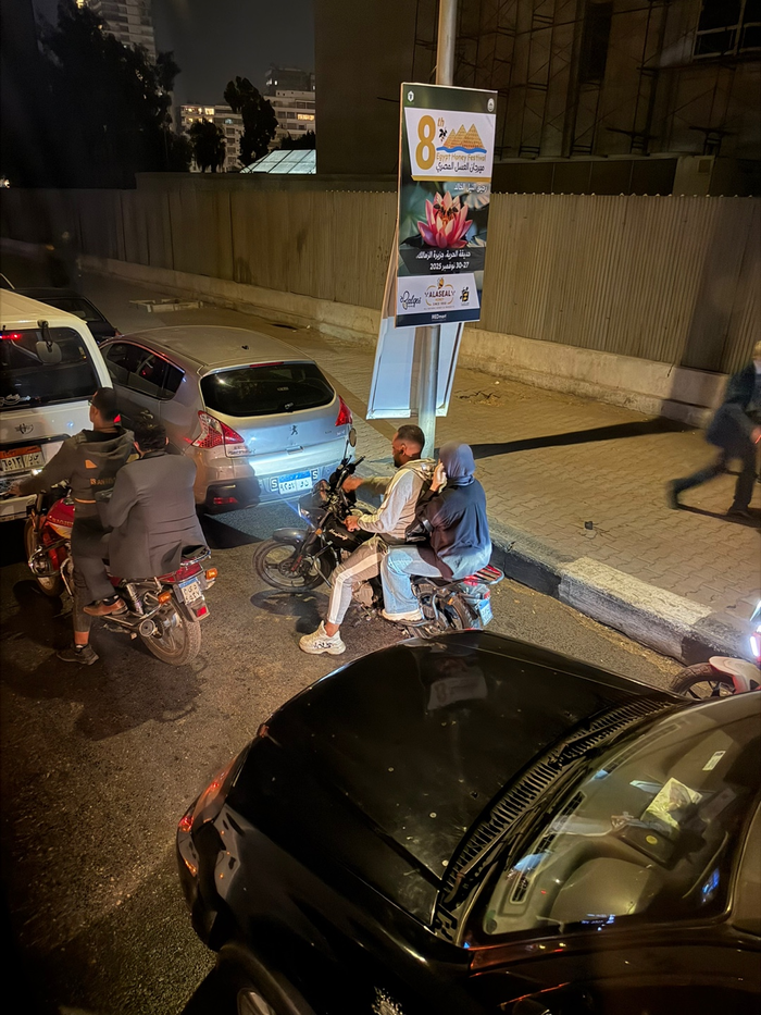 19일 밤 이집트 카이로에서 한국기자단을 태운 버스 주변 사이로 오토바이와 차량들이 무질서하게 주행하는 모습. 정재훈기자 jjhoon@yeongnam.com