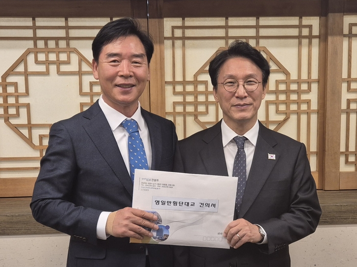 오중기 더불어민주당 포항북구지역위 위원장이 지난 19일 김민석 국무총리와 면담을 갖고 영일만대교 건설 사업에서 정부 차원의 전폭적인 지원을 요청했다. <더불어민주당 포항북구지역위원회 제공>