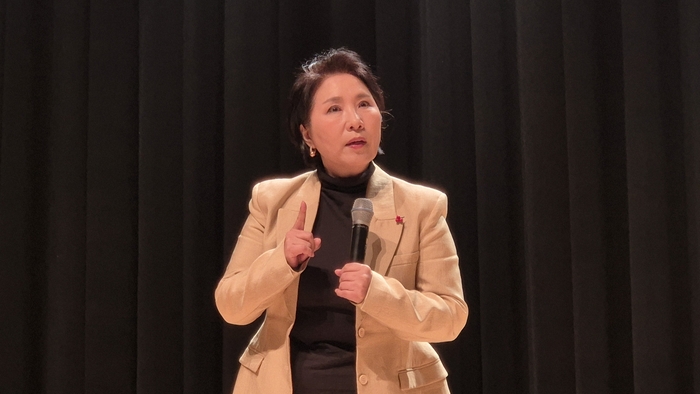 이호선 교수가 경산아카데미에서 소통과 공감을 주제로 특걍을 하고 있다.