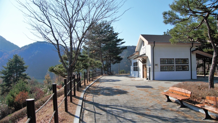 섬의 남쪽 길 끝에 평은역이 있다. 1941년 보통역으로 시작된 평은역은 영주호 담수 때 이곳으로 옮겨졌다.