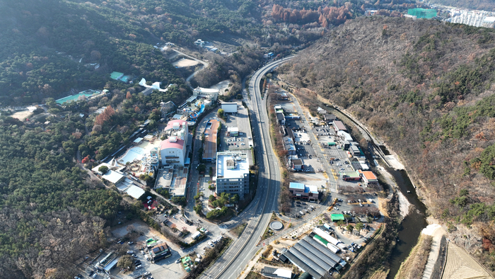 대구 달성군 가창면 냉천리 일대 냉천유원지 전경. 산줄기와 계곡이 어우러진 골짜기 속에 유원지, 스파밸리, 주변 상가 등이 자리한 모습이 한눈에 내려다보인다.이윤호 기자 yoonhohi@yeongnam.com