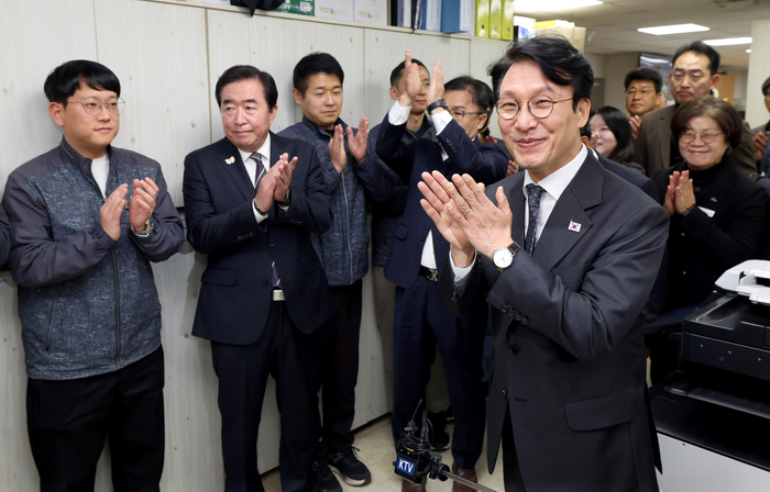 [포토뉴스] APEC 정상회의 준비로 고생한 경주시 공무원들 격려하는 김민석 국무총리