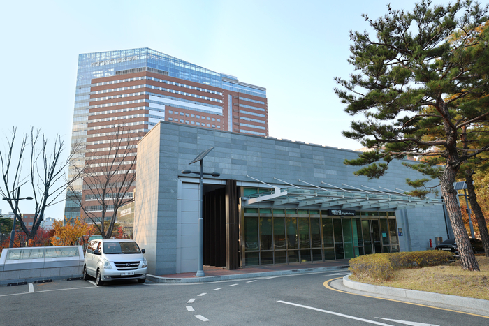 계명대 동산병원 장례식장 백합원 외부 전경. 독립된 출입 구조와 단정한 건축 디자인이 특징으로, 도심 속에서도 조용하고 안정적인 장례 환경을 제공한다.<동산의료원 제공>