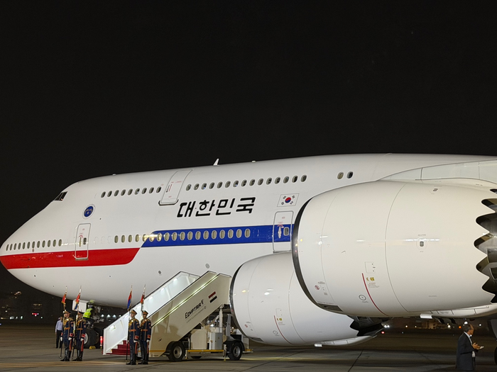 공군1호기가 19일 오후(현지시각) 카이로 국제공항에 도착한 모습. 정재훈기자 jjhoon@yeongnam.com