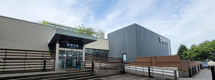 영남대의료원 장례식장 외부 전경. 단정한 건축 외관과 단차 없는 진입 구조가 특징으로, 조문객과 유족이 편안하게 드나들 수 있는 안정적 장례 환경을 제공한다.<영남대의료원 제공>