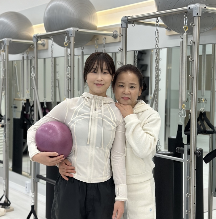 김천에서 필라테스 센터를 창업한 박명자·안연수 모녀.<구미대 제공>
