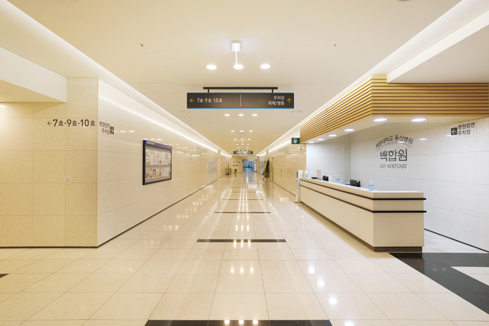 계명대 동산병원 장례식장 백합원 로비 전경. 밝고 안정감 있는 조도와 넓은 동선 설계가 특징으로, 조문객과 유족이 편안하게 이동할 수 있는 쾌적한 환경을 갖추고 있다.<동산의료원 제공>