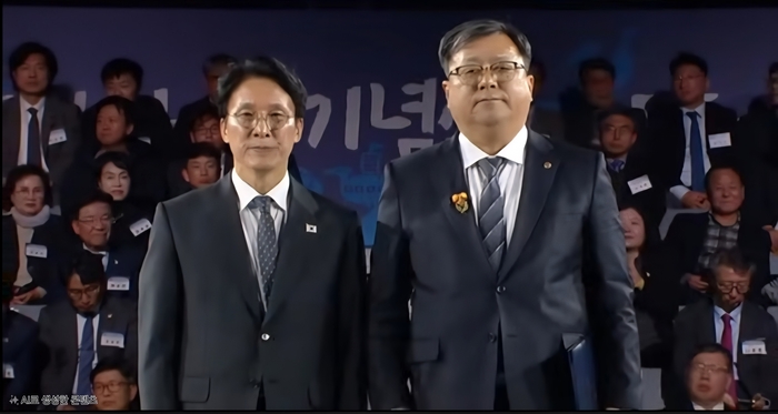 김민석 국무총리(왼쪽)와 대통령 표창을 수상한 문경YMCA 김세영 사무총장이 기념 촬영을 하고 있다. <본인제공>