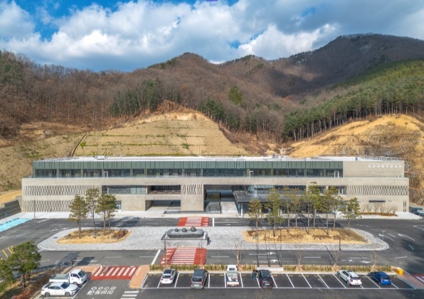 김천시립추모공원은 건립 초기부터 지역민들의 의견을 적극 반영하면서 일반적인 화장장이 아닌 지역의 새로운 문화시설로 인식되고 있다. 김천시립추모공원 전경. <김천시 제공>