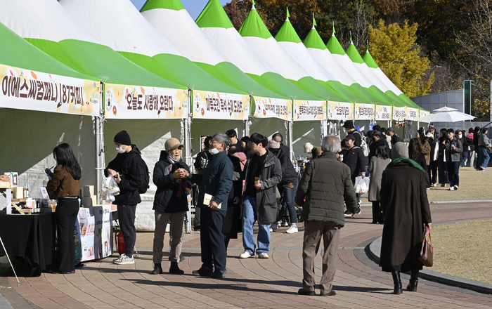 21일 오후 대구 수성구 수성못 상화동산에서 열린 제7회 대구 커피&베이커리 축제가 시민들로 북적이고 있다. 
이윤호기자 yoonhohi@yeongnam.com