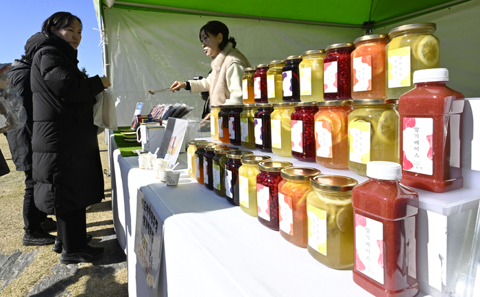 [포토뉴스] 제7회 대구 커피&베이커리 축제에서 수제청 고르는 시민들