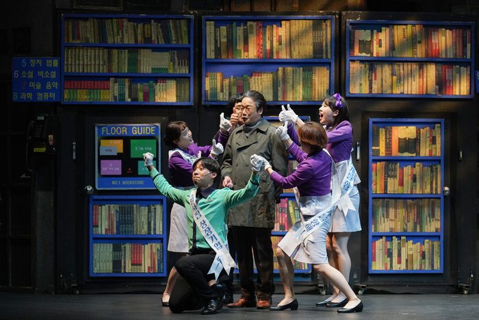 뮤지컬 빨래 중 어서오세요. 제일서점입니다 장면. <수성아트피아 제공>