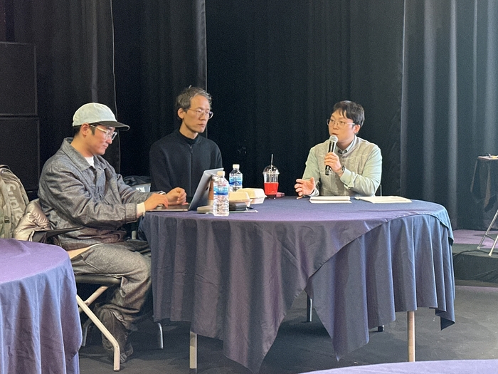 지난 20일 열린 2025 DIPAP 아카데미 포럼 에서 강선구(맨 왼쪽) 아트지 대표와 이동욱(왼쪽에서 두번째) 교수, 김필범 꿈꾸는씨어터 대표가 토론을 하고 있다. <사진=정수민기자>