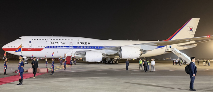 지난 19일 이집트 카이로 공항에 주기한 공군1호기. 정재훈기자 jjhoon@yeongnam.com