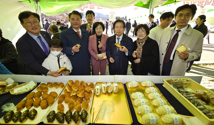 21일 오후 대구 수성구 수성못 상화동산에서 열린 제7회 대구 커피&베이커리 축제에서 손인락(가운데) 영남일보 사장을 비롯한 내빈들이 빵을 들고 기념촬영하고 있다. 
이윤호기자 yoonhohi@yeongnam.com