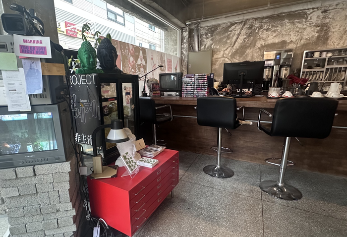 대구 중구 동인동에 위치한 유락커피로스터스 1층 내부. 곳곳에 브라운관 TV와 불상이 배치돼 있다.