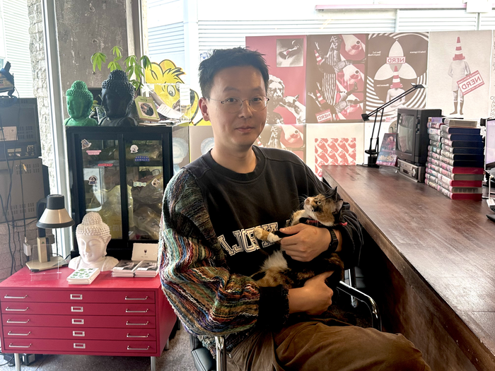 이창수 유락 대표. 대구 중구 동인동에 위치한 유락커피로스터스에서 포즈를 취하고 있다.