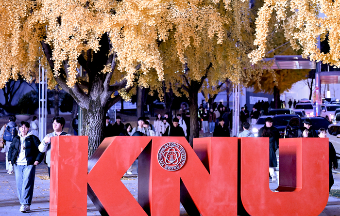 22일 오후 대구 산격동 경북대학교 캠퍼스에서 대입 논술고사(AAT)를 마친 수험생들이  캠퍼스를 나서고 있다. 인문계열 3천9백여 명, 자연계열 6천3백여 명 등 총 1만 3백여 명이 응시한 이번 논술 고사는 이날 오후 6시 10분에 모두 마무리되었다.
이현덕기자 lhd@yeongnam.com 