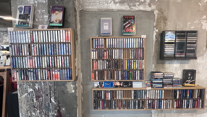 유락커피로스터스 1층에 비치된 카세트테이프. 음악을 직접 골라 들을 수 있게 함으로써 새로운 취향을 발견할 수 있도록 돕는다.