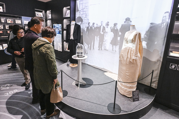 22일 경북 영천시 괴연동 신성일기념관에서 시민들이 고(故) 신성일의 결혼 당시 의상과 결혼식 영상을 살펴보고 있다. 기념관은 개관 직후 맞은 첫 주말인 22~23일 이틀 동안 약 1천200명의 관람객이 찾으며 순조로운 출발을 보였다.
이현덕기자 lhd@yeongnam.com