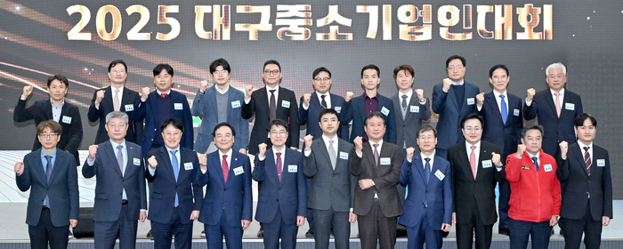 지난 21일 대구 엑스코에서 열린 2025 대구중소기업대회에서 수상 기업 대표들이 김정기(오른쪽 일곱번째부터) 대구시장 권한대행과 이만규 대구시의회 의장 등과 기념촬영을 하고 있다. <대구시 제공>