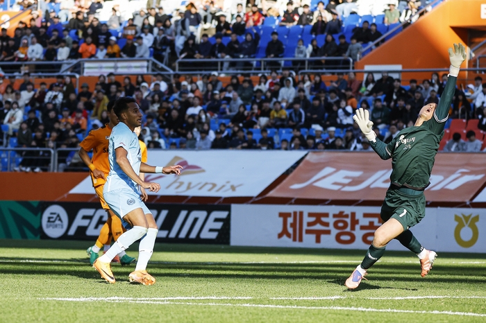 23일 K리그1 37라운드 제주SK FC와의 경기에서 동점골을 넣고 있는 대구의 지오바니.<대구FC 제공>