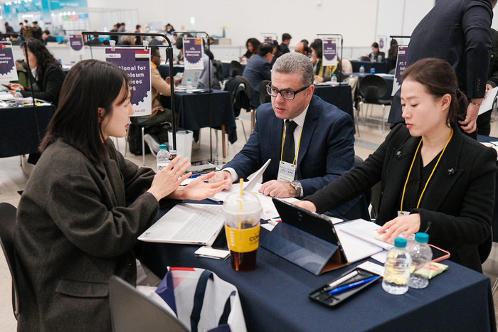 지난 18일부터 21일까지 대구 엑스코 동관에서 열린 2025 대구국제기계산업대전이 나흘간 5천억원이 넘는 수출 상담액을 기록했다. 산업대전 참가 기업 관계자와 해외 바이어가 상담을 진행하고 있다. <대구시 제공>