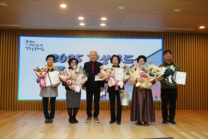 김상동 (왼쪽 셋째) 경북도인재평생교육재단 대표이사와 경북도 성님문해교육 시화전 수상자들이 기념사진을 촬영하고 있다. <경북도인재평생교육재단 제공>