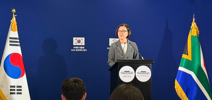 23일 남아프리카공화국 요하네스버그의 한 호텔에 마련된 프레스센터에서 오현주 국가안보실 3차장이 이재명 대통령의 G20 성과 관련 브리핑을 하고 있다. 정재훈기자 jjhoon@yeongnam.com