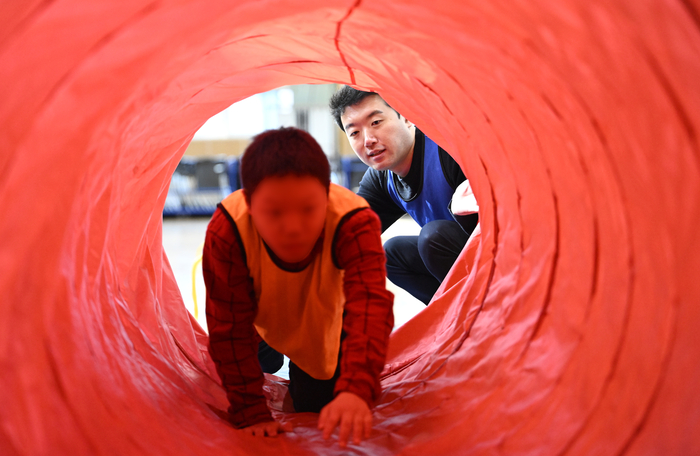 지난 4일 오전 대구세명학교에서 본사 김종윤 기자가 크롤링 터널을 이동하는 장애학생을 보조하고 있다.
이윤호기자 yoonhohi@yeongnam.com