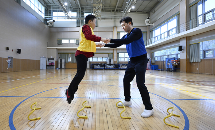 지난 4일 오전 대구세명학교(달서구 용산동)에서 본사 김종윤 기자가 장애학생의 허들 점프 운동을 보조하고 있다.
이윤호기자 yoonhohi@yeongnam.com