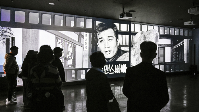 22일 경북 영천시 괴연동 신성일기념관 실감영상실에서 관람객들이 고(故) 신성일의 영화사적 유산을 모티브로 한 미디어 아트 영상을 감상하고 있다. 기념관은 개관 직후 맞은 첫 주말인 22~23일 이틀 동안 약 1천200명의 시민이 찾으며 순조로운 출발을 보였다.
이현덕기자 lhd@yeongnam.com