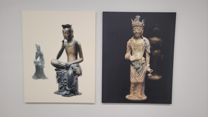 갤러리동원 앞산점에 김상우 작가의 작품 반가사유상(국립중앙박물관에서)(왼쪽)과 금동관음보살입상 : 백제의 미소(용인 호암박물관에서)가 전시 중이다.<임훈기자 hoony@yeongnam.com>