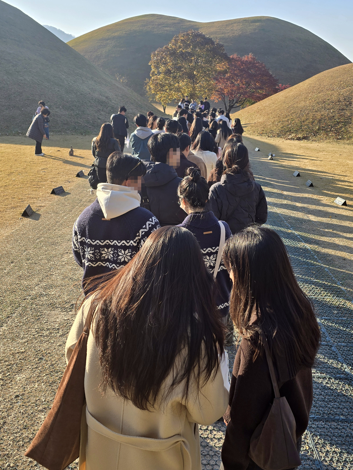 경주 APEC 정상회의 개최 후 경주를 찾는 관광객들의 발길이 이어지고 있다. 22일 경주 대릉원에서 사진 찍기 좋은 곳으로 알려진 목련 포토존을 찾은 관광객들이 길게 줄지어 순서를 기다리고 있다.
이지용기자 sajahu@yeongnam.com